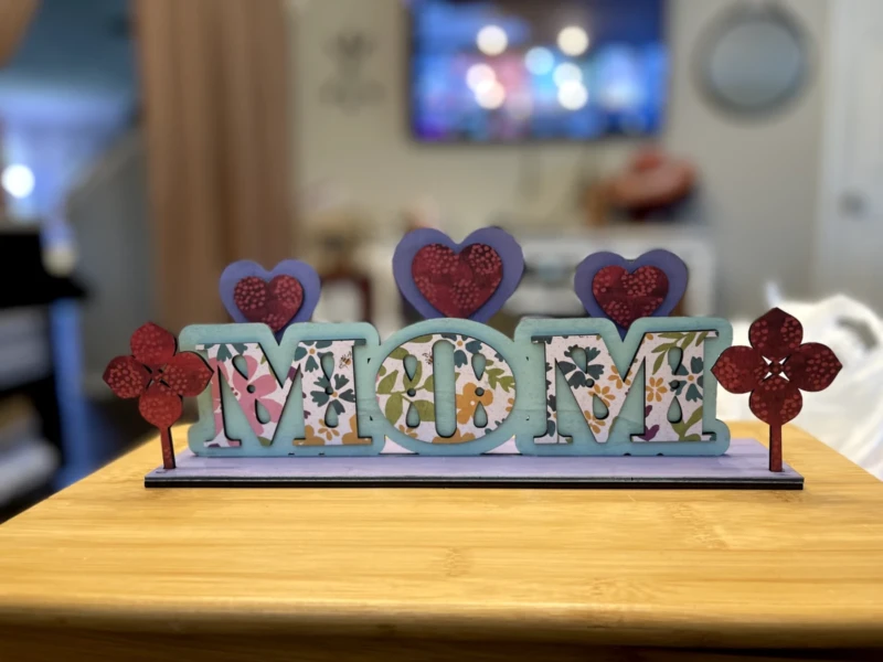 "MOM" heart & flower stand